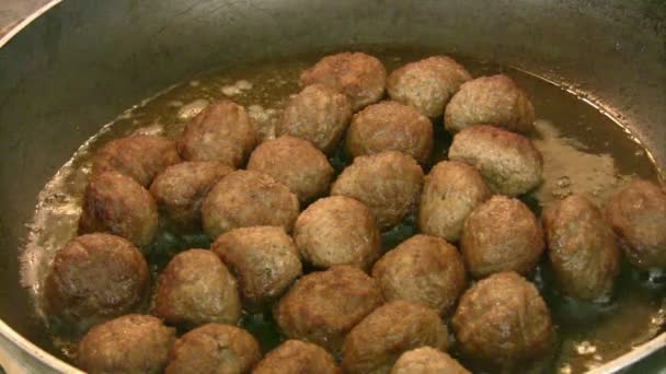 Meatballs frying — Stock Video