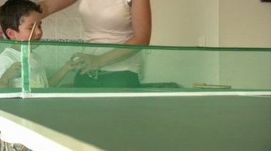 küçük çocuk öğrenme ping pong