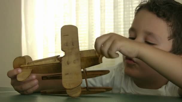 Kleine jongen spelen met speelgoed vliegtuig — Stockvideo