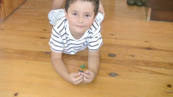 Kleiner Junge spielt mit Spielzeug — Stockvideo