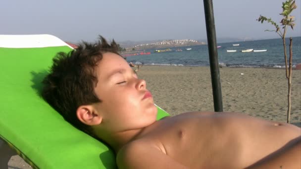 Menino tomando banho de sol — Vídeo de Stock
