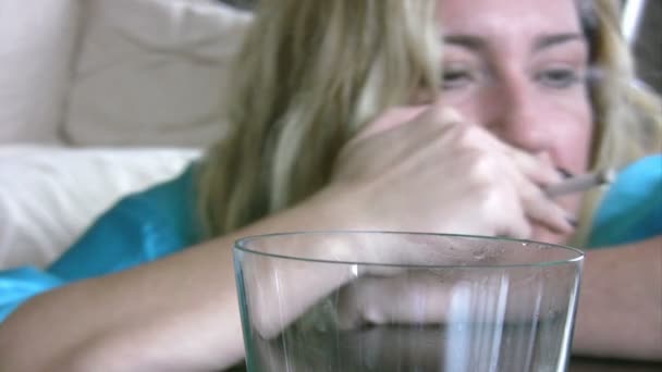 醉酒的女人睡在一张桌子上 — 图库视频影像