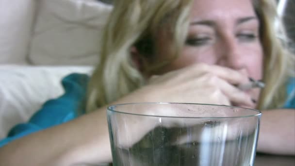 Mujer bebiendo alcohol — Vídeos de Stock