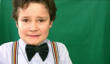 Yeşil bir ekran önünde ağlayan çocuk