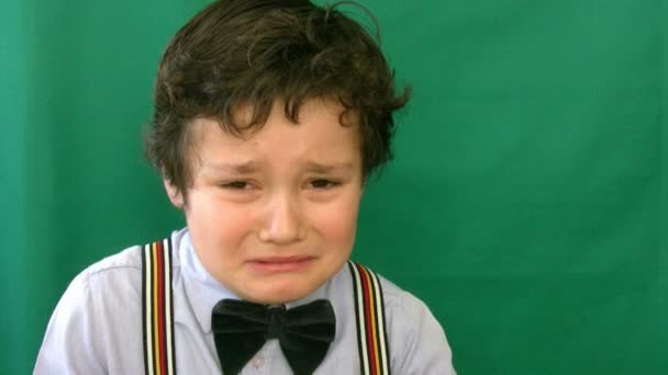 Boy crying  in front of a green screen 2 — Stock Video