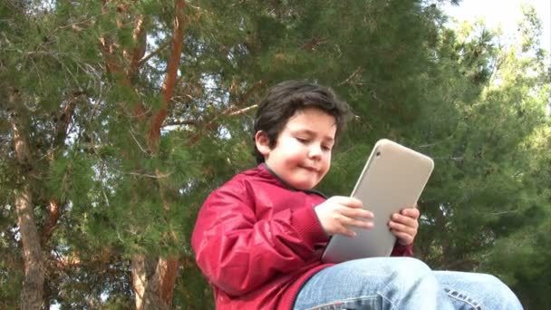 Jongen met digitale tablet — Stockvideo