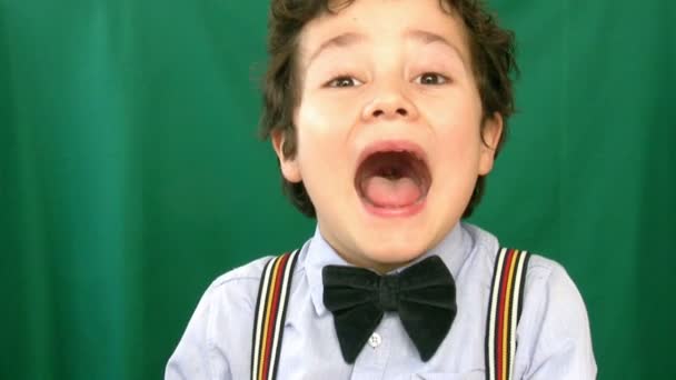 Liten pojke skrek framför en grön skärm — Stockvideo