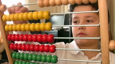 altı yaşında çocuk abaküs ile