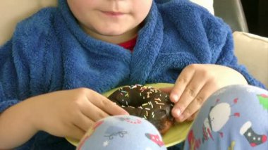 Çocuk çikolatalı çörek sever