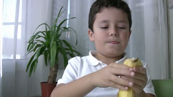 Barnet äta banan — Stockvideo