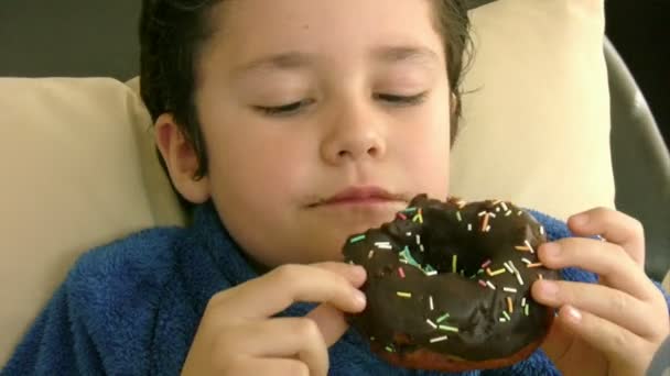 Criança comendo donut — Vídeo de Stock