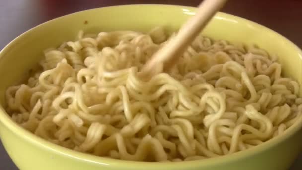 Mixes noodles — Stock Video