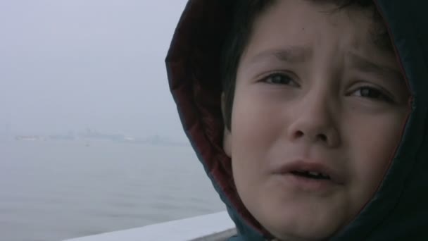 Niño triste. — Vídeo de stock