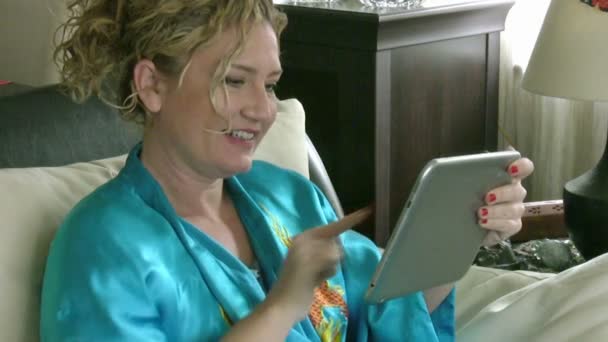 Женщина с цифровым планшетным компьютером ПК и пить кофе — стоковое видео