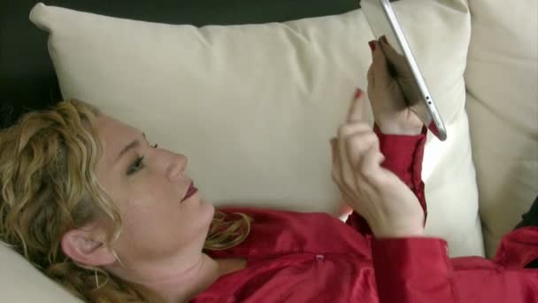 Жінка з планшетним комп'ютером з сенсорним екраном — стокове відео