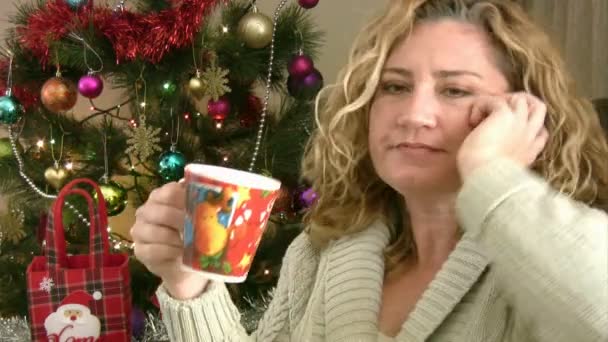 Vrouw vieren van Kerstmis — Stockvideo