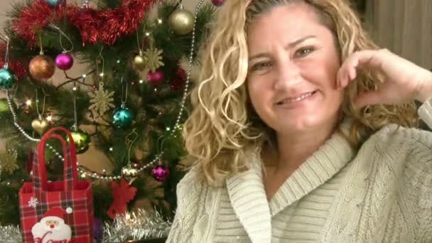 Portrait d'une femme souriante et arbre de Noël — Video