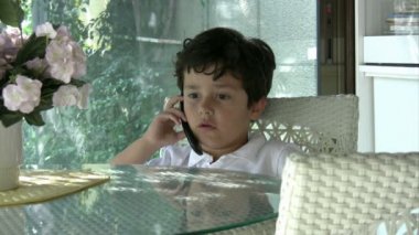 Çocuk talkig bir cep telefonu