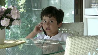 Çocuk talkig bir cep telefonu
