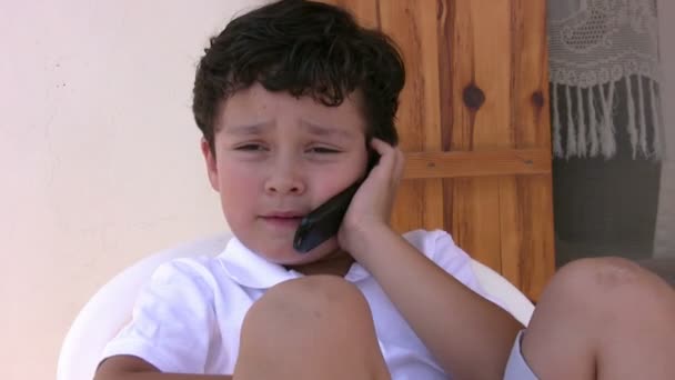 Boy Talkig em um telefone celular — Vídeo de Stock