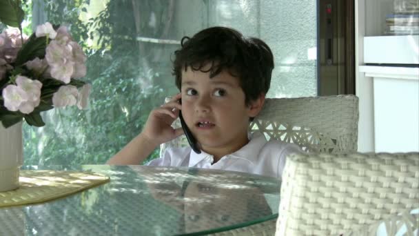 Bambino talkig su un telefono cellulare — Video Stock