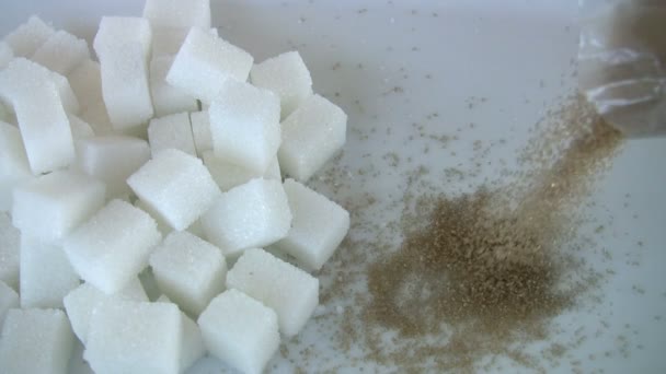 Бурый и белый сахар — стоковое видео
