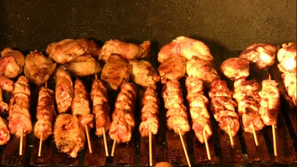 Pollo en parrilla barbacoa — Vídeos de Stock