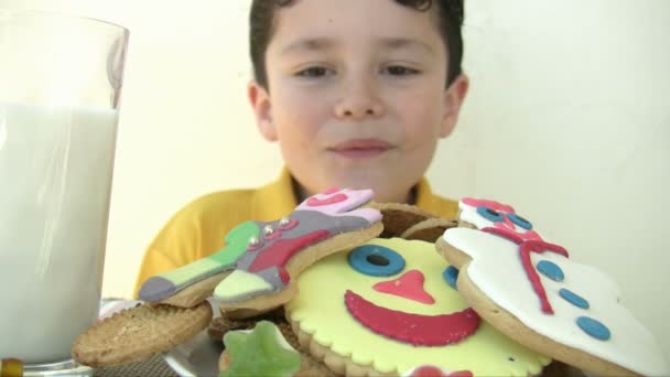 Kind isst leckere Kekse — Stockvideo