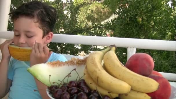 Kind isst Früchte — Stockvideo