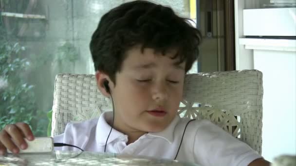 Niño escuchando la música — Vídeo de stock