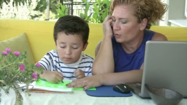 evde çalışan anne