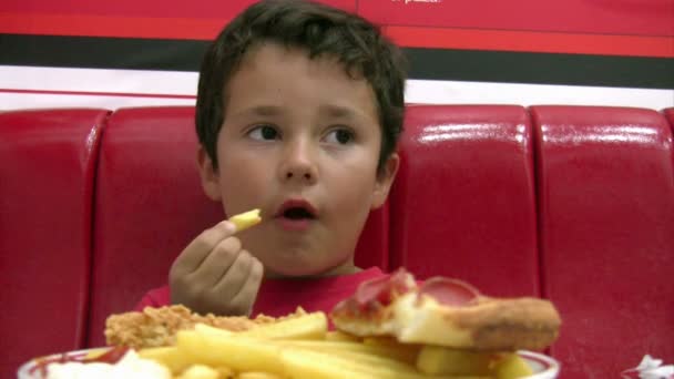 Menino comendo pizza — Vídeo de Stock