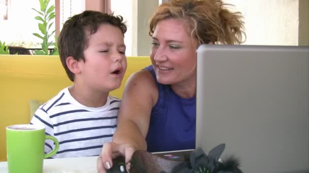 Mor och son med laptop — Stockvideo