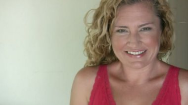 kameraya gülümseyen ve işaret eden kadın