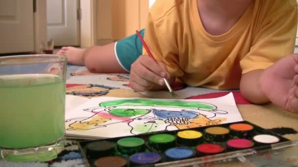 Malerei für kleine Jungen — Stockvideo