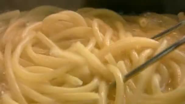 Boiling pasta in a saucepan — Stock Video