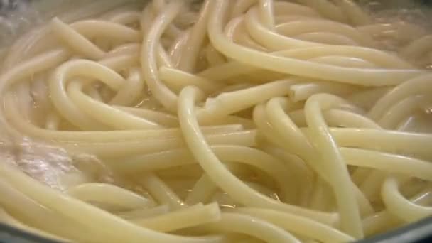 Boiling pasta in a saucepan — Stock Video