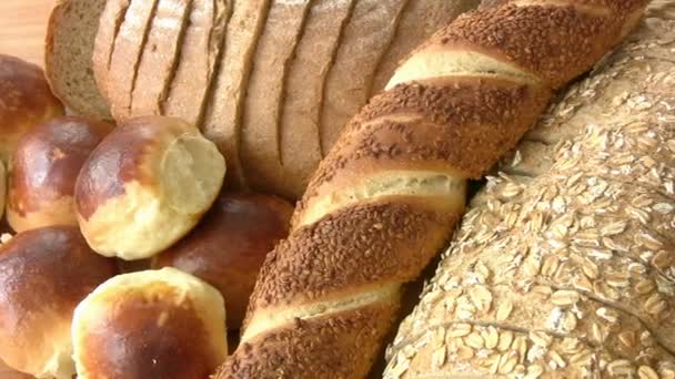 Verschiedene Brotsorten — Stockvideo