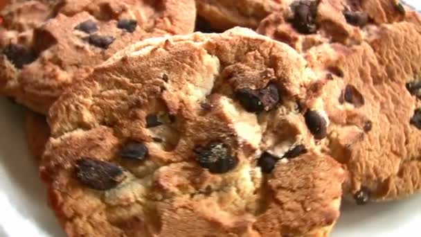 Deliciosas galletas con chispas de chocolate — Vídeos de Stock