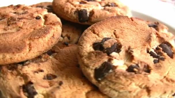Deliciosas galletas con chispas de chocolate — Vídeos de Stock