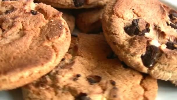 Deliciosas galletas con chispas de chocolate — Vídeos de Stock