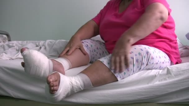 Feta kvinna med diabetes fot i sjukhussal — Stockvideo