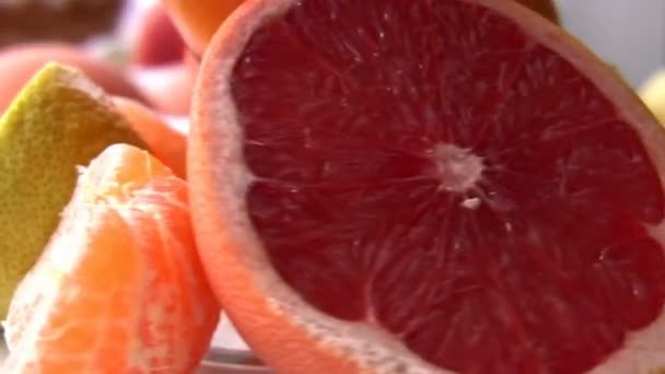 Fresh citrus juices — Stock Video