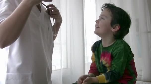 Pediatrician checking little boy — 비디오