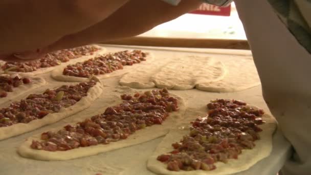 Chef-kok hand maken pizza — Stockvideo