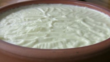 bir kil kase ev yapımı yoğurt
