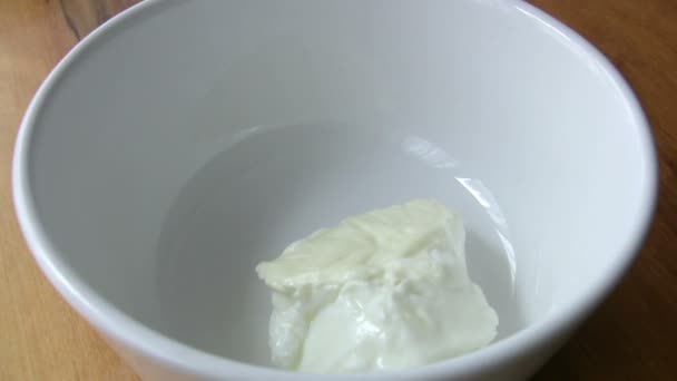 Zelfgemaakte yoghurt in een kom — Stockvideo