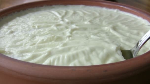 Hausgemachter Joghurt in einer Tonschüssel — Stockvideo