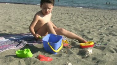 Küçük çocuk plaj oynarken