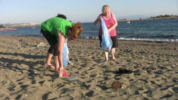 Contaminación en la playa — Vídeo de stock